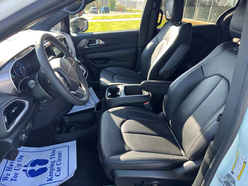 2025 Chrysler Pacifica Select