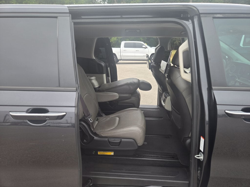 2022 Kia Carnival LX