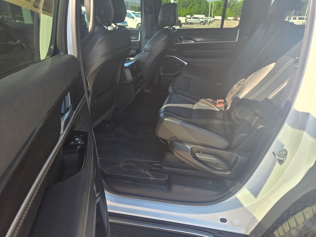 2023 Jeep Wagoneer Base