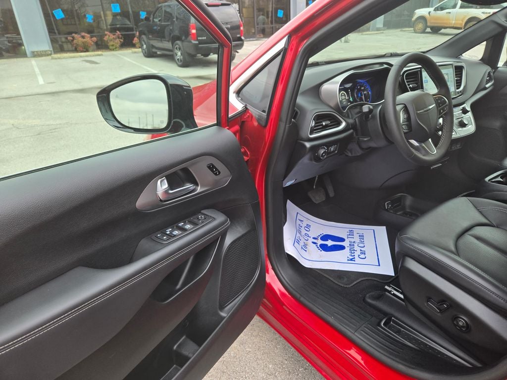 2025 Chrysler Pacifica Select