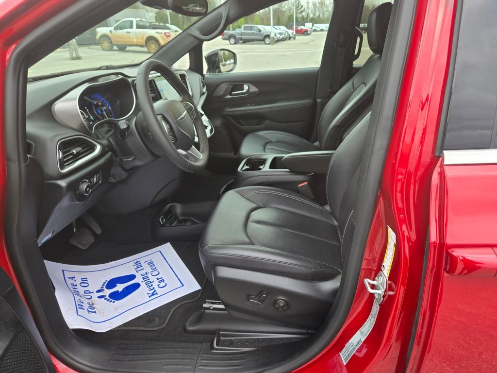 2025 Chrysler Pacifica Select