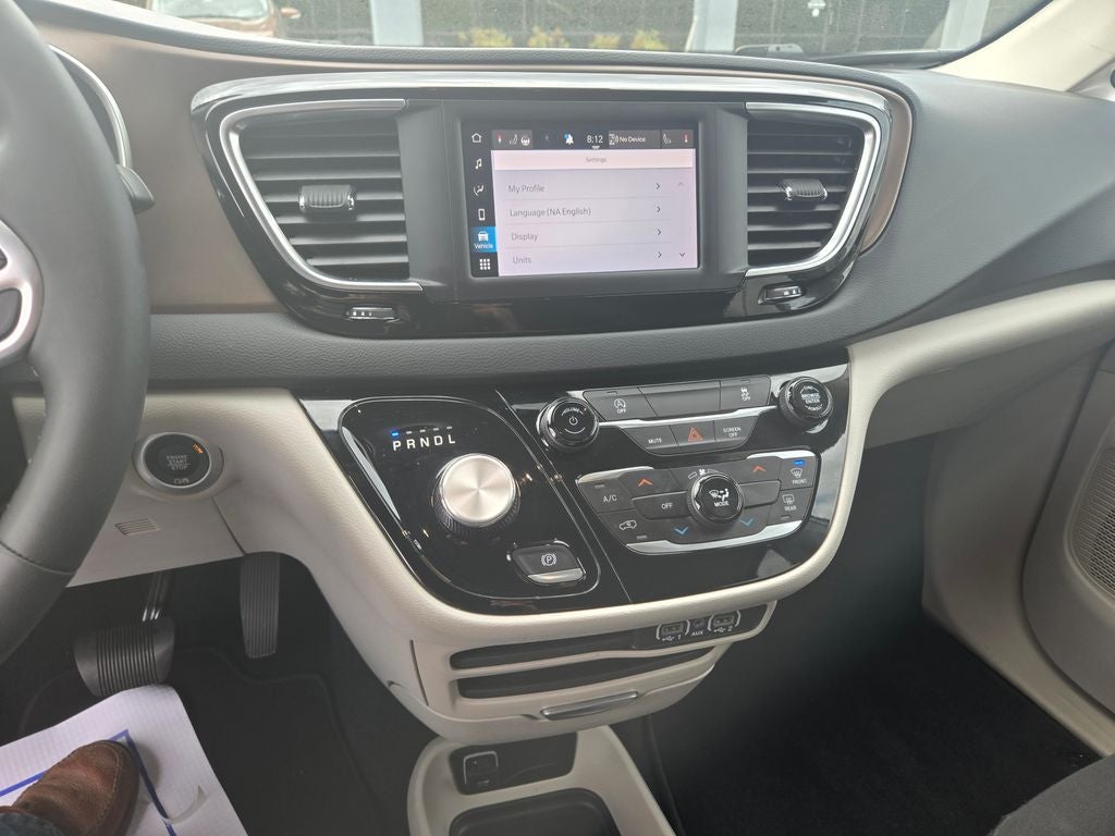 2023 Chrysler Voyager LX