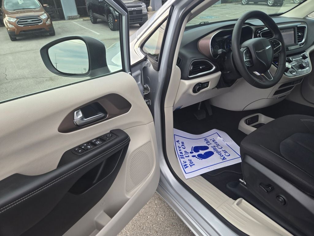 2023 Chrysler Voyager LX