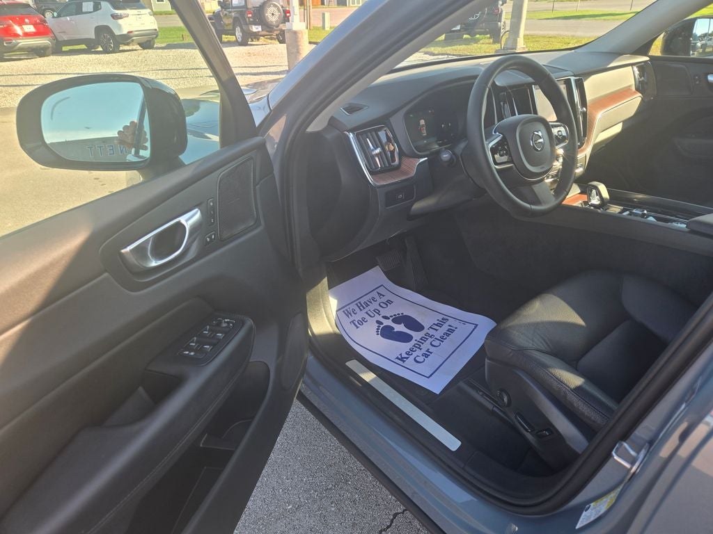 2024 Volvo XC60 B5 Plus Dark Theme